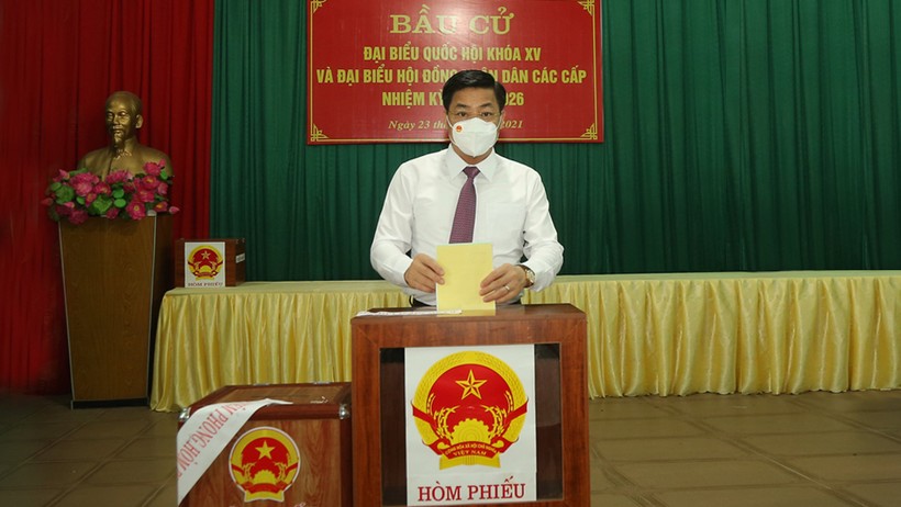 Ủy viên Trung ương Đảng, Bí thư Tỉnh ủy, Chủ tịch HĐND tỉnh Dương Văn Thái bỏ phiếu bầu cử (Báo BG).