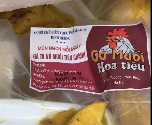 Hàng nghìn khay gà ủ muối nhập khẩu được Công an quận Bắc Từ Liêm phát hiện, thu giữ.