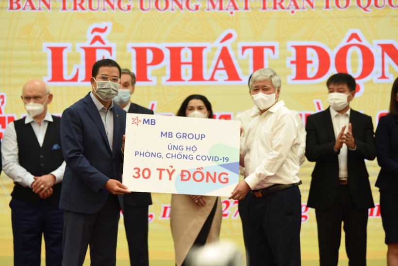 Ông Lưu Trung Thái – Phó Chủ tịch HĐQT, Tổng giám đốc MB đại diện MB Group trao tặng số tiền 30 tỷ đồng cho UB MTTQVN.