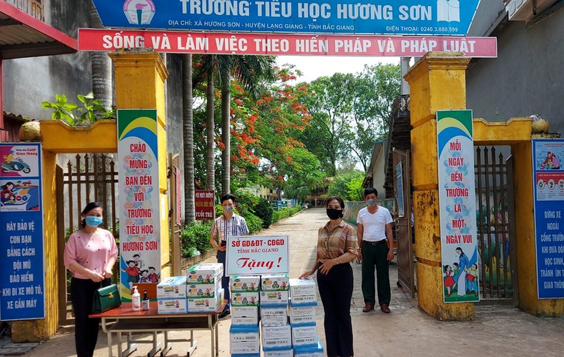Sở GD&ĐT và Công đoàn giáo dục tỉnh tặng quà học sinh và giáo viên Trường Tiểu học Hương Sơn (Lạng Giang).
