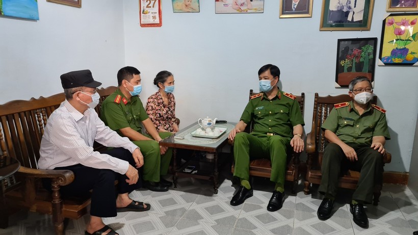 Trung tướng Nguyễn Duy Ngọc đánh giá cao việc làm của cán bộ công an đã dũng cảm cứu người.