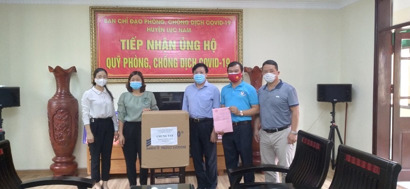 Đại diện Trường THPT Chuyên Bắc Giang ủng hộ công tác phòng chống dịch Covid-19.