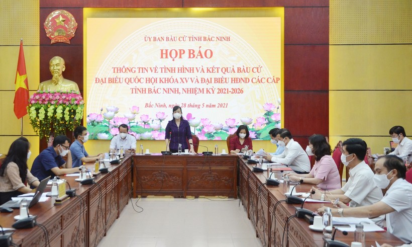 Bí thư tỉnh ủy Đào Hồng Lan phát biểu tại buổi họp báo.