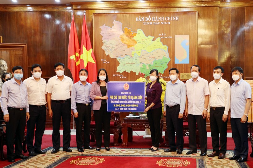 Phó Chủ tịch nước Võ Thị Ánh Xuân (đứng thứ 5 bên trái qua) trao tặng ủng hộ cho tỉnh Bắc Ninh.