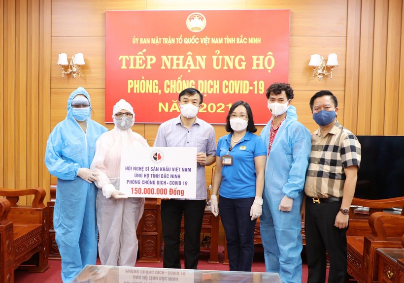 Nghệ sỹ Xuân Bắc và Hội Nghệ sĩ Sân khấu Việt Nam ủng hộ Bắc Ninh phòng chống dịch.