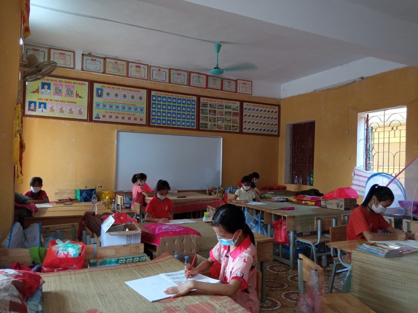 Học sinh Trường Tiểu học Hương Sơn trong những ngày cách ly.