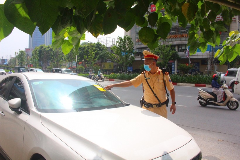 Cảnh sát giao thông  dán phạt nguội đối với vi phạm dừng đỗ.