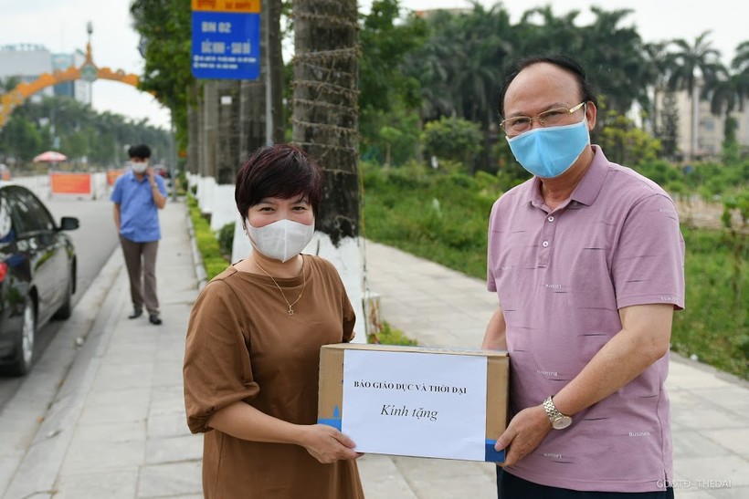 Nhà báo Dương Thanh Hương - Phó Tổng biên tập Báo GD&TĐ trao quà cho đại diện Sở GD&ĐT Bắc Ninh để gửi tới HS cách ly.