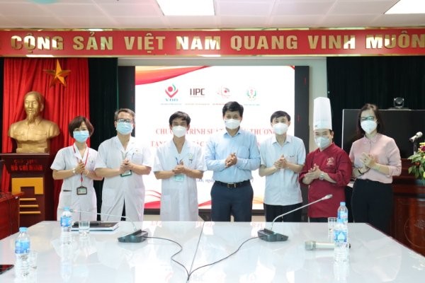 Ban tổ chức đã trao 324 suất ăn đầu tiên dành tặng cho cán bộ y tế Bệnh viện Đa khoa tỉnh Bắc Ninh.