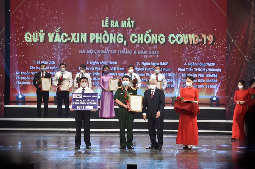 Ông Trần Minh Đạt – P.TGĐ MB trao tặng số tiền 60 tỷ cho Quỹ vắc xin phòng, chống  Covid- 19.