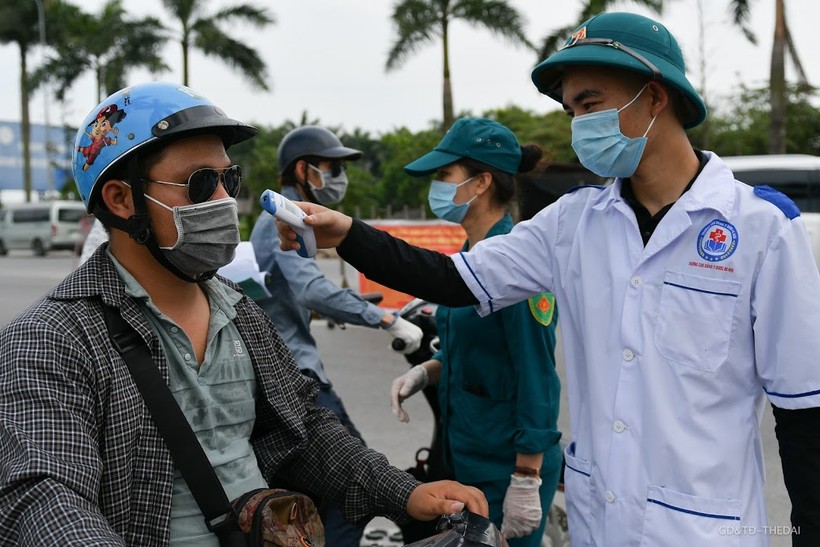 Đo thân nhiệt người dân ra vào điểm chốt phòng dịch Covid-19 trên địa bàn thành phố Bắc Ninh.