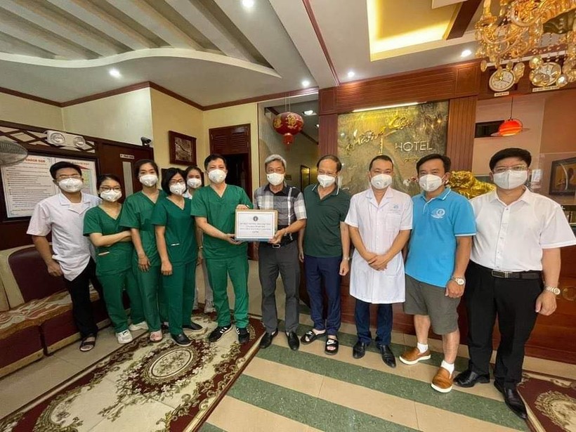 Thứ trưởng Bộ Y tế Nguyễn Trường Sơn trao quà động viện thầy trò các trường y dược.
