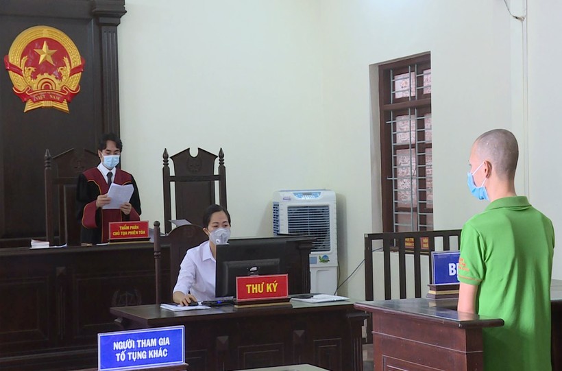 Nguyễn Gia Tài nghe tòa tuyên phạt.
