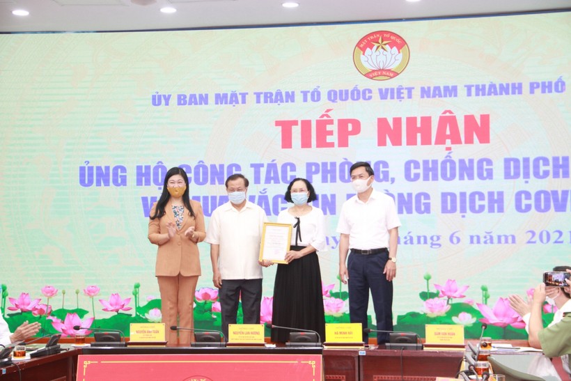 Gia đình ông Phạm Quang Nghị ủng hộ kinh phí mua vắc xin phòng, chống dịch Covid-19.