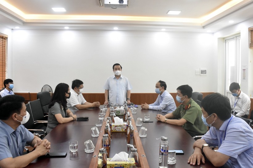 Phó Chủ tịch UBND thành phố, Trưởng Ban Chỉ đạo thi và tuyển sinh thành phố Hà Nội Chử Xuân Dũng phát biểu ý kiến chỉ đạo.