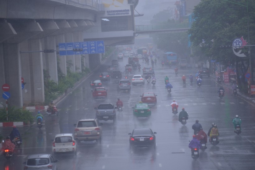 Đường Nguyễn Trãi (quận Thanh Xuân) sáng 13/6 lượng mưa lớn ảnh hưởng rất nhiều đi lại người dân, trong đó thí sinh đi thi.