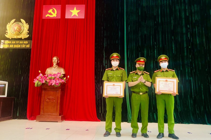 Hai cán bộ Công an quận nhận bằng khen của Chủ tịch UBND TP Hà Nội vì hành động dũng cảm.