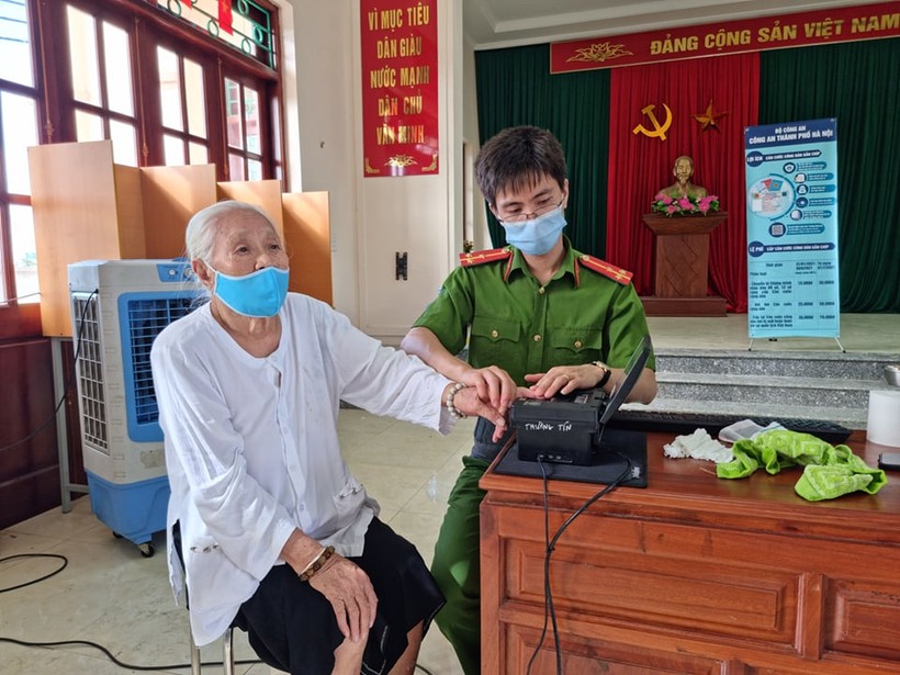 Công an huyện Thường Tín thực hiện cấp CCCD cho nhân dân.