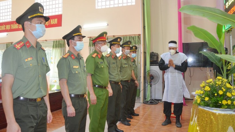 Đại diện Công an tỉnh Bắc Giang và các cán bộ, chiến sĩ đến viếng người thân của Thượng úy Hoàng.