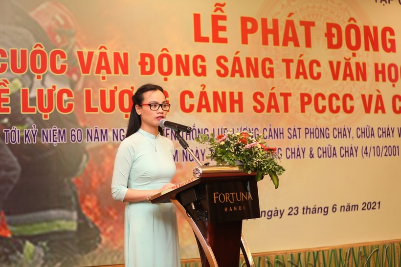 Nhà báo Vương Minh Huệ - Tổng Biên tập Tạp chí Người Hà Nội phát biểu phát động cuộc thi sáng tác.