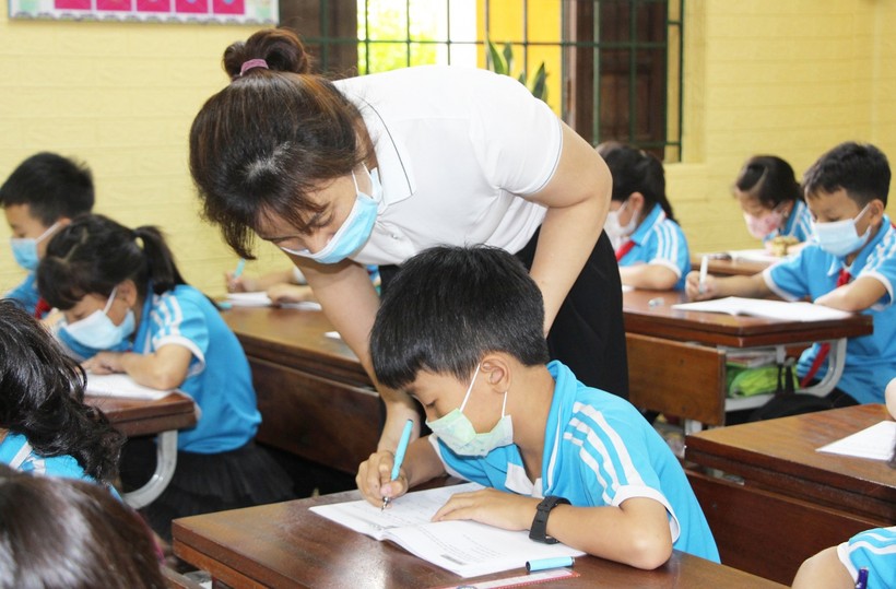 Học sinh Bắc Ninh trở lại trường học tập.