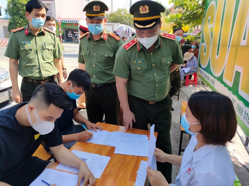 Trung tướng Nguyễn Hải Trung, Giám đốc Công an thành phố Hà Nội thăm và kiểm tra công tác phòng chống dịch tại chốt kiểm soát.