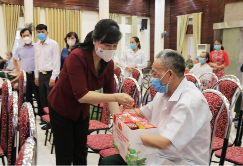 Bà Đào Hồng Lan tặng quà các thương, bệnh binh đang điều trị tại Trung tâm Điều dưỡng thương binh Thuận Thành.
