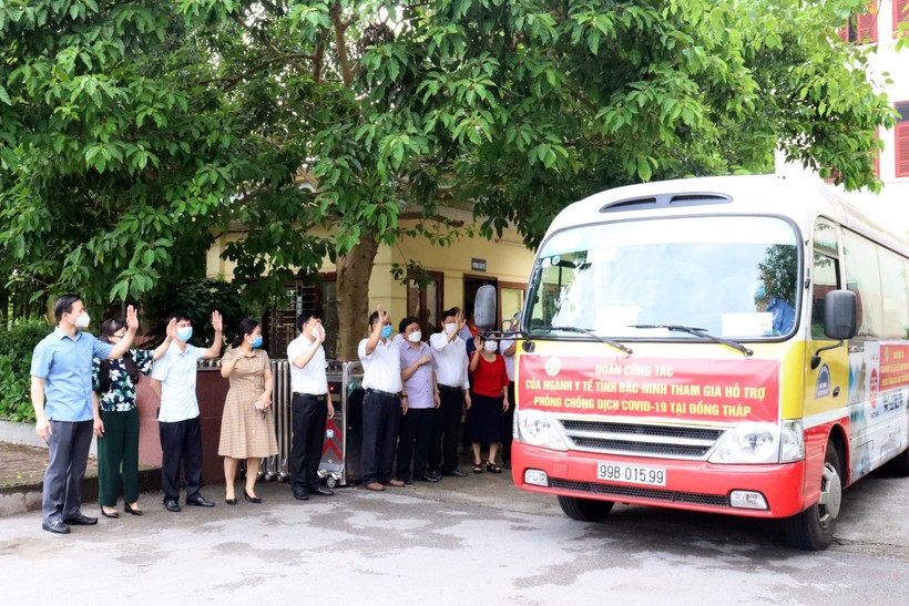 Lãnh đạo tỉnh Bắc Ninh và đơn vị liên quan tiễn Đoàn công tác ngành Y tế ra sân bay lên đường vào tỉnh Đồng Tháp.