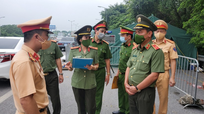 Thiếu tướng Nguyễn Anh Tuấn - Phó Giám đốc Công an TP Hà Nội kiểm tra chốt kiểm soát dịch bệnh.