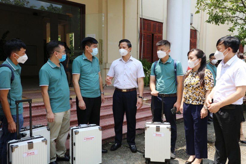 Phó Chủ tịch Thường trực UBND tỉnh Vương Quốc Tuấn (thứ 4 từ trái qua) động viên các y, bác sỹ trước khi lên đường.