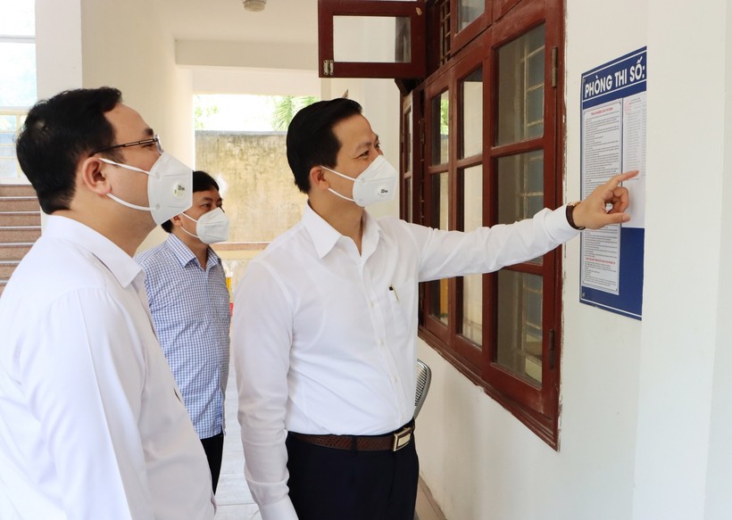 Ông Vương Quốc Tuấn, Phó Chủ tịch Thường trực UBND tỉnh Bắc Ninh kiểm tra công tác chuẩn bị kỳ thi.
