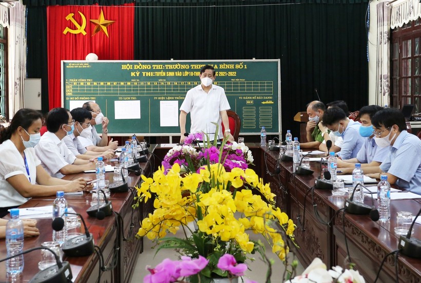 Ông Nguyễn Hạnh Chung - Phó Chủ tịch HĐND tỉnh Bắc Ninh phát biểu tại trường THPT Gia Bình số 1.