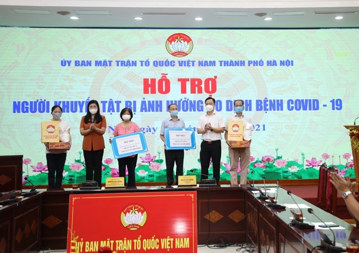 Chủ tịch Ủy ban MTTQ Việt Nam TP. Hà Nội Nguyễn Lan Hương trao hỗ trợ cho Hội Người mù và Hội Người khuyết tật Thành phố.