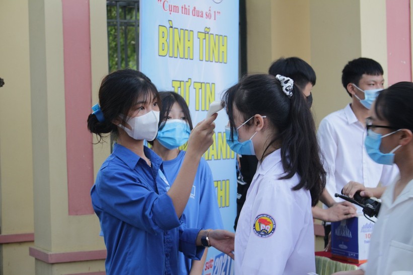 Thí sinh Bắc Giang dự thi vào lớp 10 THPT không chuyên thực hiện nghiêm quy định phòng dịch.