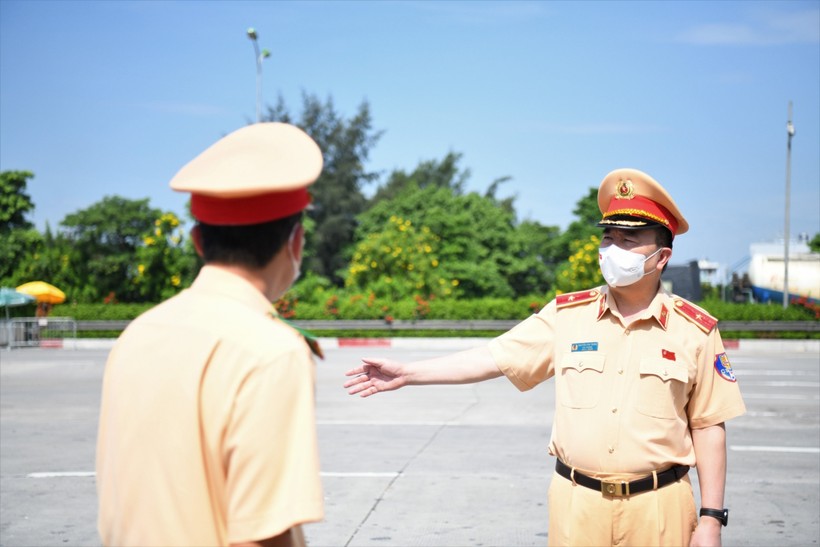 Thiếu tướng Nguyễn Văn Trung kiểm tra công tác phòng, chống dịch Covid-19 tại chốt kiểm soát trên tuyến cao tốc.