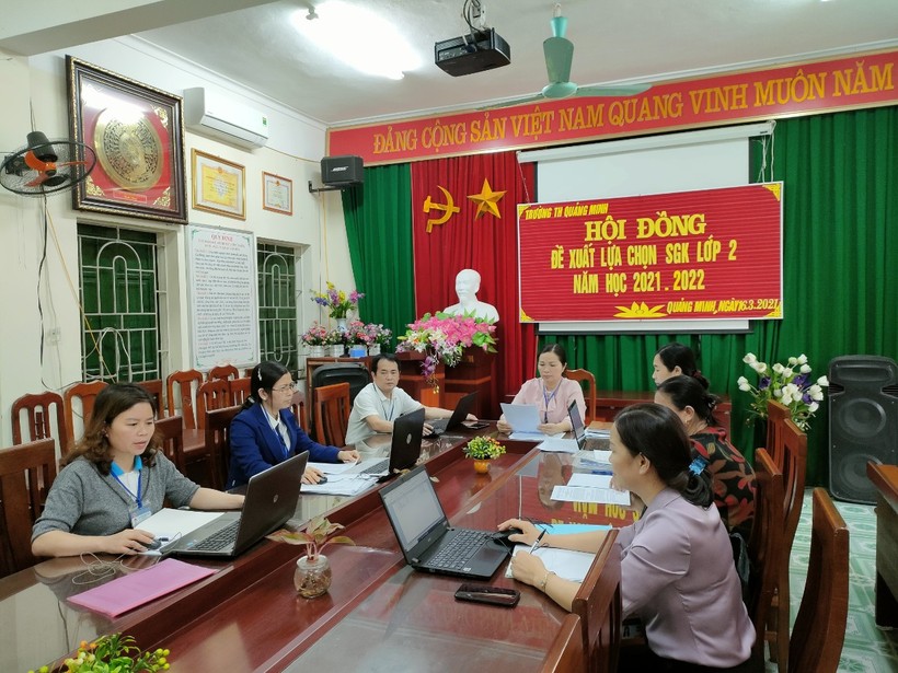 Hội đồng đề xuất lựa chọn SGK lớp 2 năm học 2021-2022 tại trường TH Quảng Minh (Ảnh tư liệu).