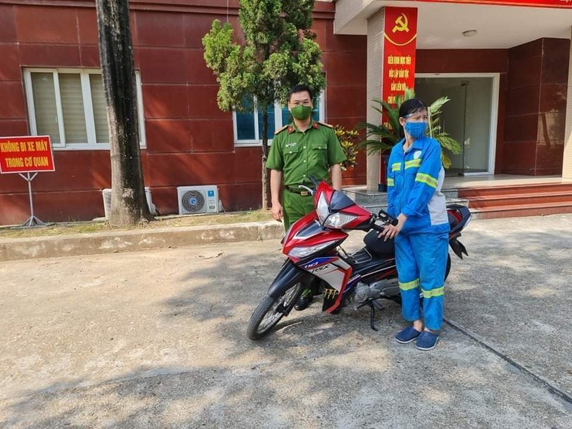 Chị Trâm được Công an quận Nam Từ Liêm tặng chiếc xe máy.