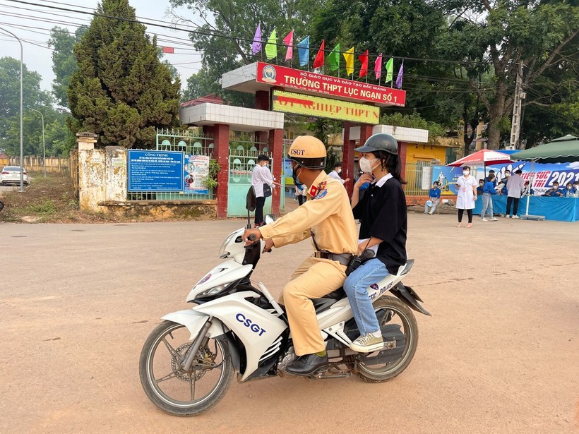 Thượng úy Nguyễn Văn Quyết kịp thời hỗ trợ thí sinh lấy giấy tờ và trở lại Điểm thi trường THPT Lục Ngạn số 1.