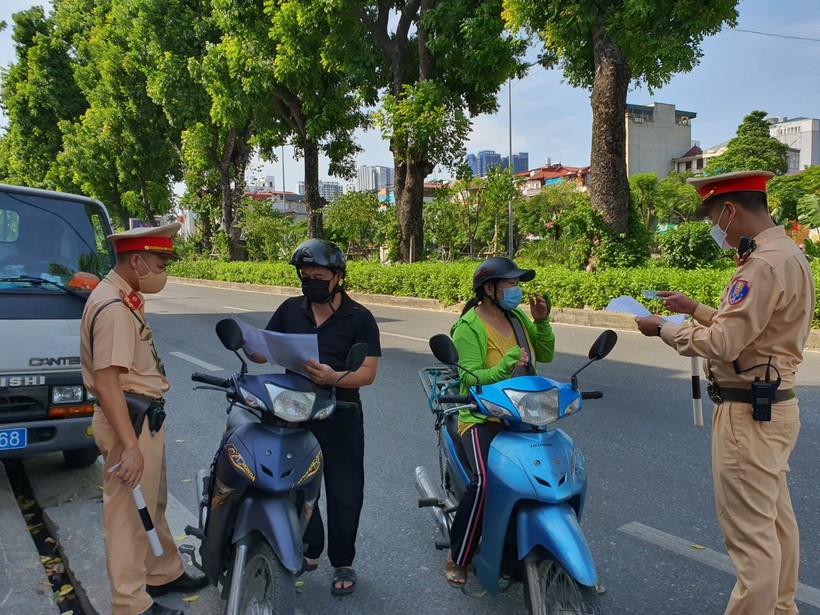 Lực lượng chức năng làm kiểm tra giấy tờ người tham gia giao thông.