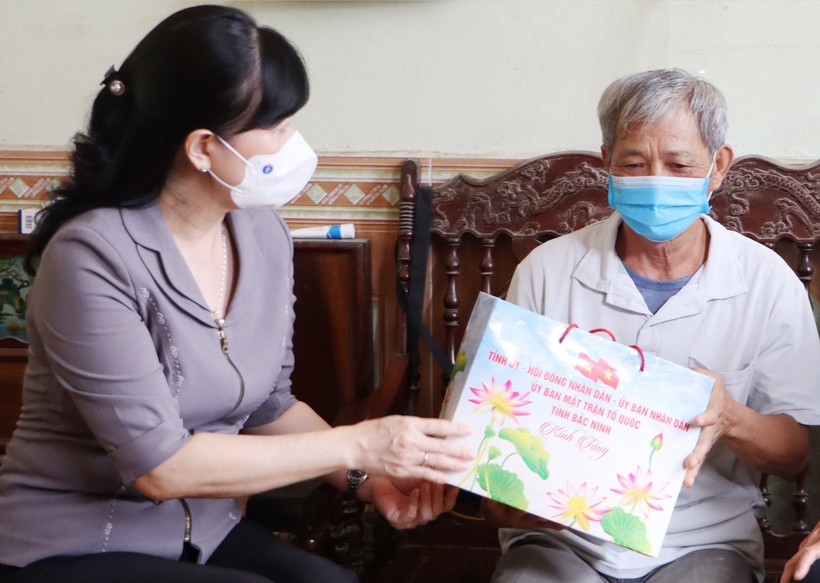 Bí thư Tỉnh ủy Bắc Ninh Đào Hồng Lan tặng quà cho gia đình ông Nguyễn Văn Cồn.