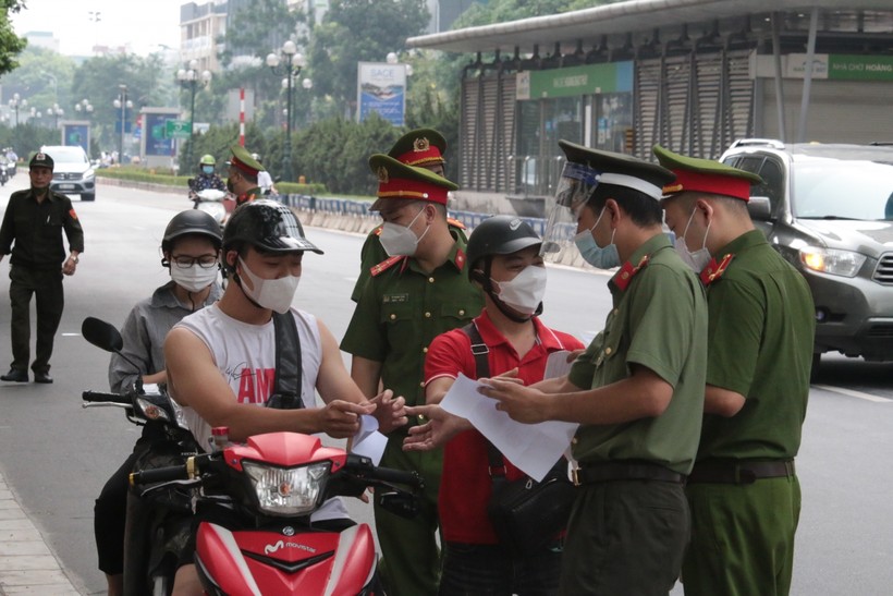 Lực lượng chức năng kiểm tra giấy đi đường của người tham gia giao thông.