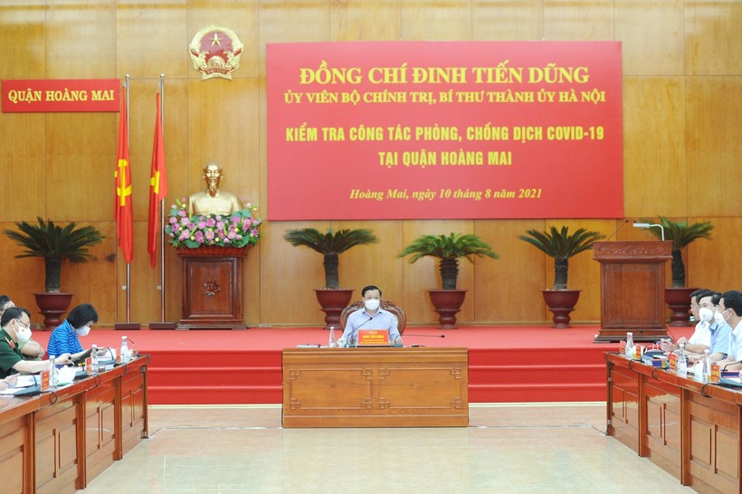 Ủy viên Bộ Chính trị, Bí thư Thành ủy Hà Nội Đinh Tiến Dũng cùng đoàn công tác đã kiểm tra công tác phòng, chống dịch Covid-19 tại quận Hoàng Mai.