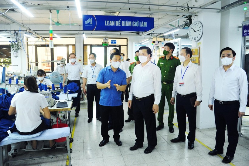 Bí thư Thành ủy Hà Nội kiểm tra công tác phòng dịch tại Tổng Công ty May 10 (phường Sài Đồng).
