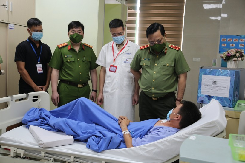 Trung tướng Nguyễn Hải Trung - Giám đốc CATP Hà Nội đến bệnh viện thăm, động viên Đại úy Ngô Hải Phú. 