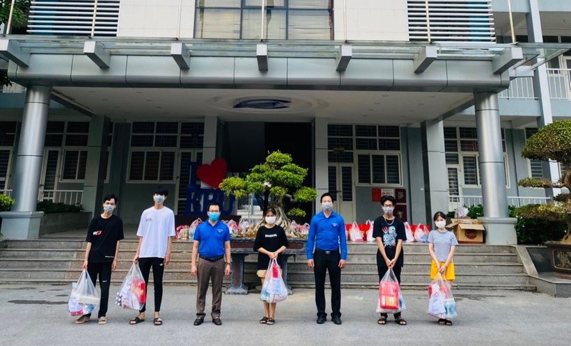 Đồng chí Trần Quang Hưng - Phó Bí thư Thành đoàn Hà Nội (thứ 3 từ phải sang) và đồng chí Chu Văn Tuấn – Bí thư Đoàn trường tặng quà cho sinh viên.