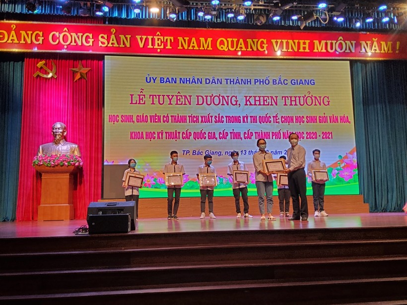 Khen thưởng em Ngô Thị Tuyết Mai - HS lớp trưởng lớp 9A1, Trường THCS Lê Quý Đôn thủ khoa môn Ngữ văn thi vào lớp 10.