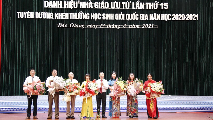 Phó Chủ tịch Thường trực UBND tỉnh Bắc Giang Mai Sơn trao danh hiệu NGƯT cho các thầy giáo, cô giáo (Ảnh BBG)