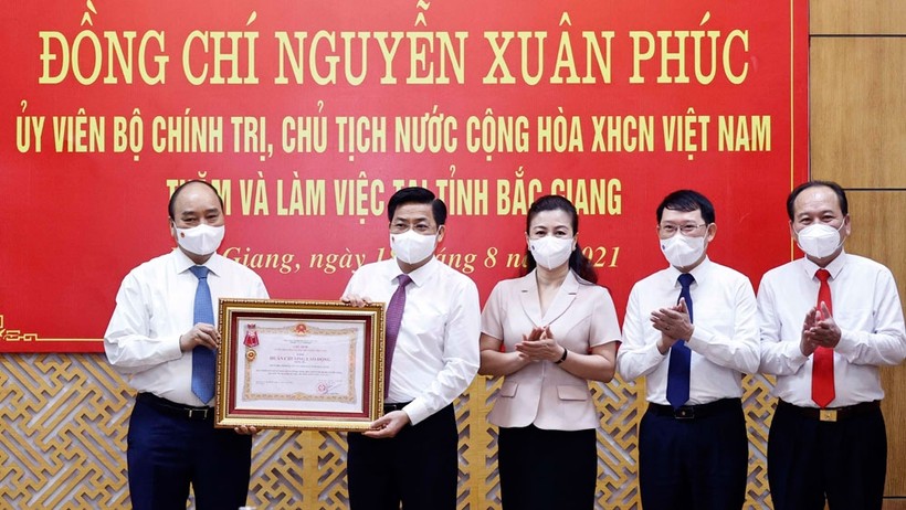 Bắc Giang là tỉnh đầu tiên vinh dự được Chủ tịch nước tặng thưởng về thành tích trong công tác phòng chống dịch Covid-19 (Ảnh: BBG).