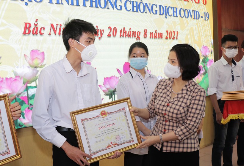 Bà Nguyễn Hương Giang trao Bằng khen cho thủ khoa toàn quốc và thủ khoa cấp tỉnh tại Kỳ thi tốt ngiệp THPT 2021.