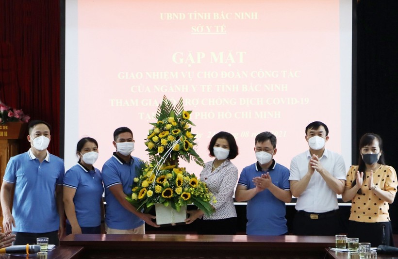 Lãnh đạo UBND tỉnh Bắc Ninh tặng hoa động viên các y, bác sỹ.